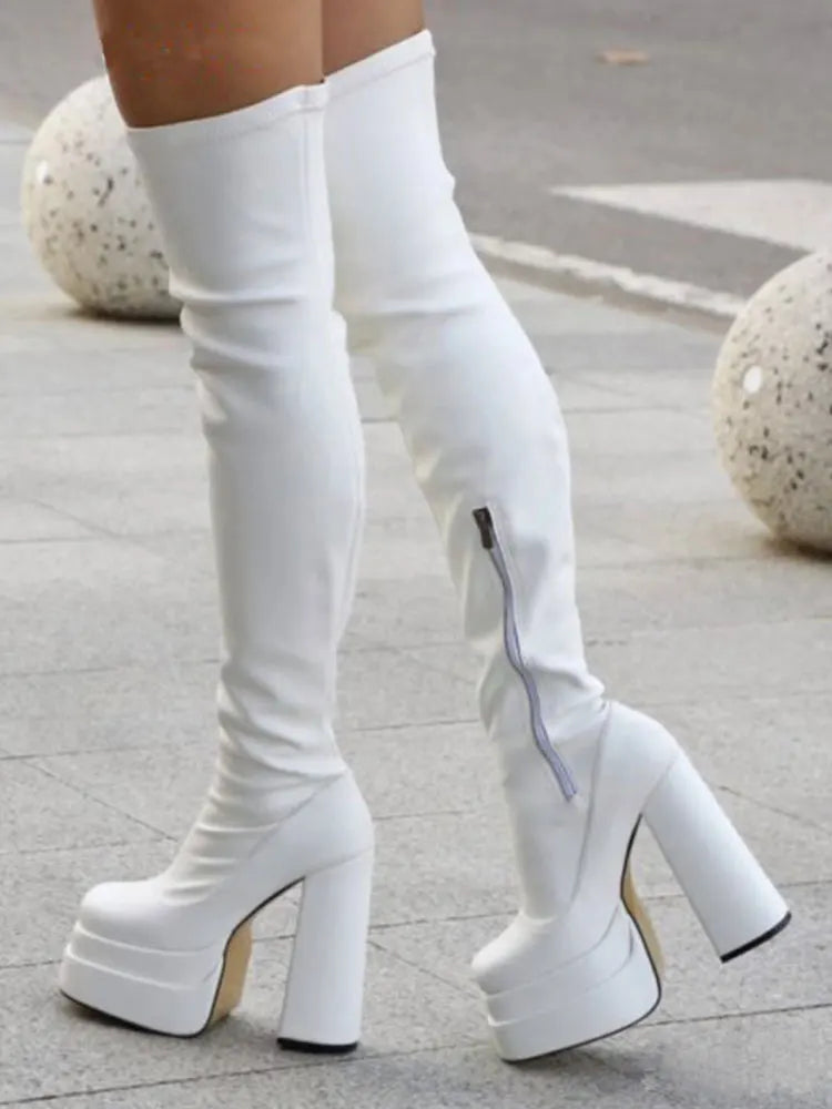 Bottes au-dessus du genou pour femme à double plateforme et très hauts talons. Bottes élégantes, sexy et confortables, conçues pour garder les pieds au chaud en hiver. Chaussures féminines d’hiver au style sophistiqué.