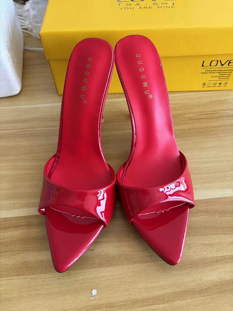 Mules d’été tendance pour femme à talon fin, style nightclub. Chaussures sexy à bout ouvert type peep toe, sandales élégantes à enfiler pour tenue de soirée et fêtes, style habillé pour femme.