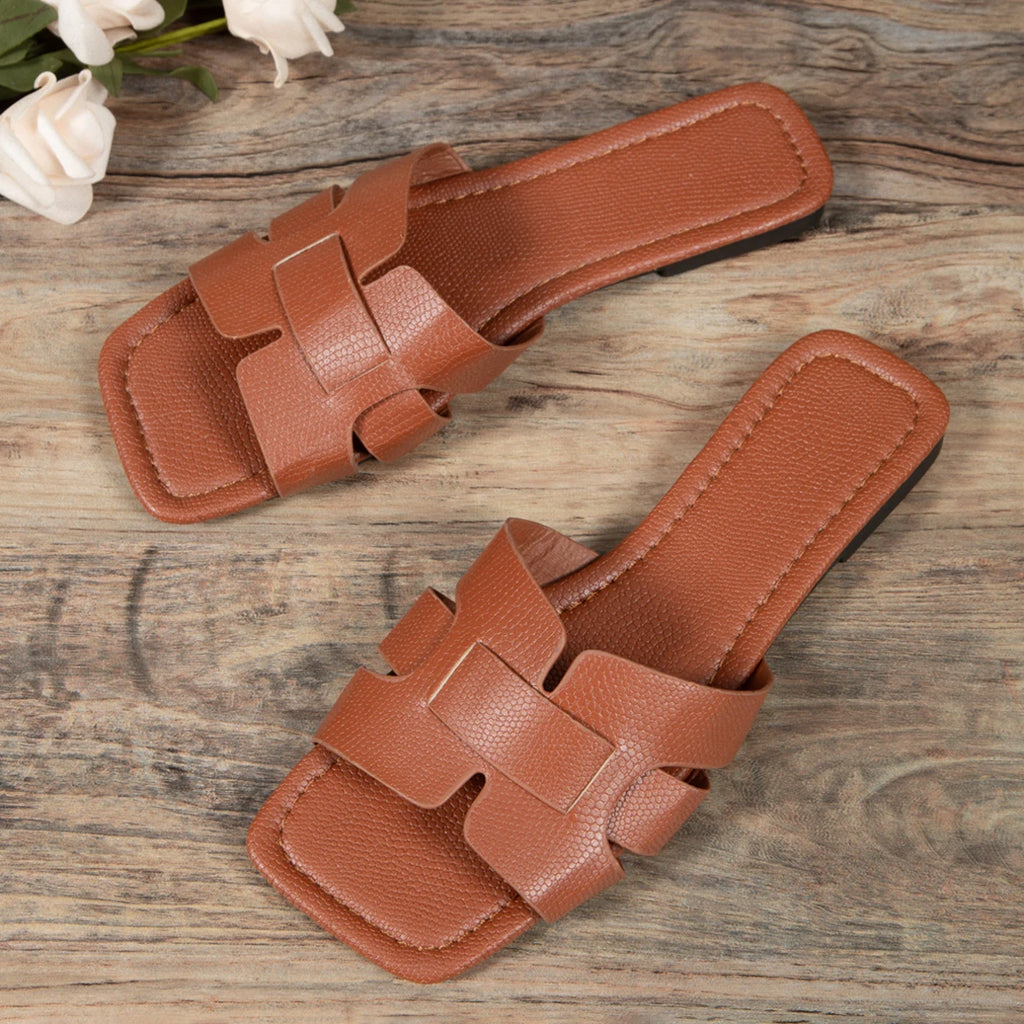 Sandales grande taille pour femme, modèle tendance en maille tricotée avec semelle plate. Chaussures décontractées et confortables pour la plage, les sorties estivales et un usage quotidien. Conviennent également aux couples grâce à leur style polyvalent.