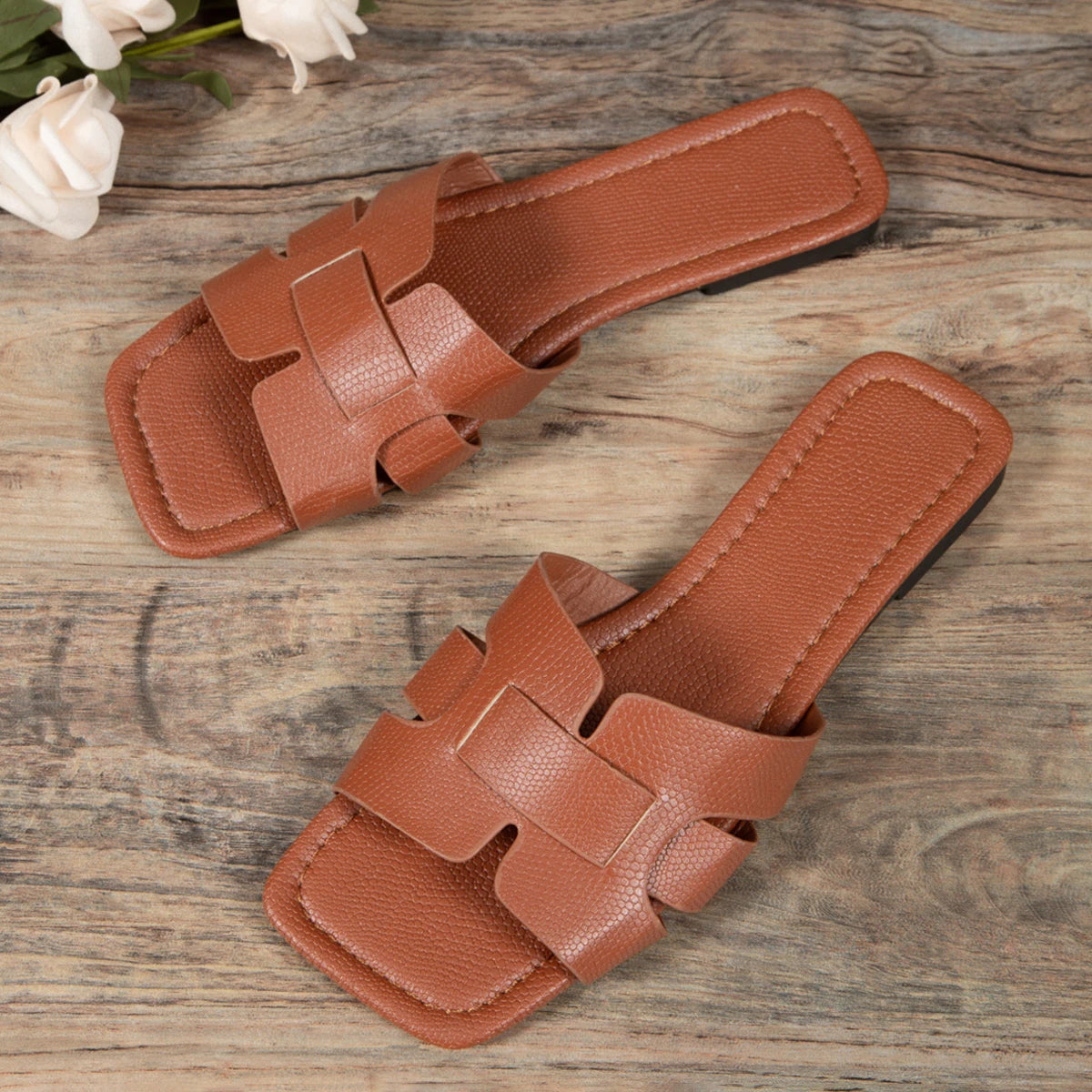 Sandales grande taille pour femme, modèle tendance en maille tricotée avec semelle plate. Chaussures décontractées et confortables pour la plage, les sorties estivales et un usage quotidien. Conviennent également aux couples grâce à leur style polyvalent.