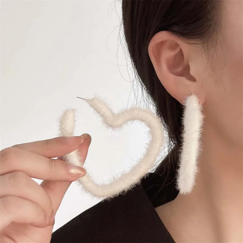 Boucles d’oreilles créoles en forme de cœur, blanches, style coréen doux, en peluche (flockées), pour femmes, boucles d’oreilles en forme de C au style exagéré, bijoux pour mariage et soirée, cadeau.