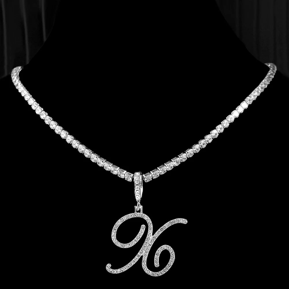 Collier avec lettre initiale en écriture cursive sertie de zircones cubiques (CZ) – Bijou style Hip-Hop couleur or ou argent, pendentif alphabet de A à Z, collier tendance et élégant.