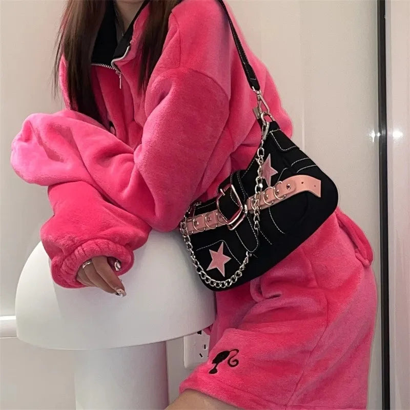 Sac à main femme tendance, en denim avec motif étoiles, style Y2K pour filles branchées. Petit sac porté épaule ou sous le bras en toile (canvas), doté d’une chaîne décorative, idéal comme sac fourre-tout (tote bag) pour un look mode inspiré