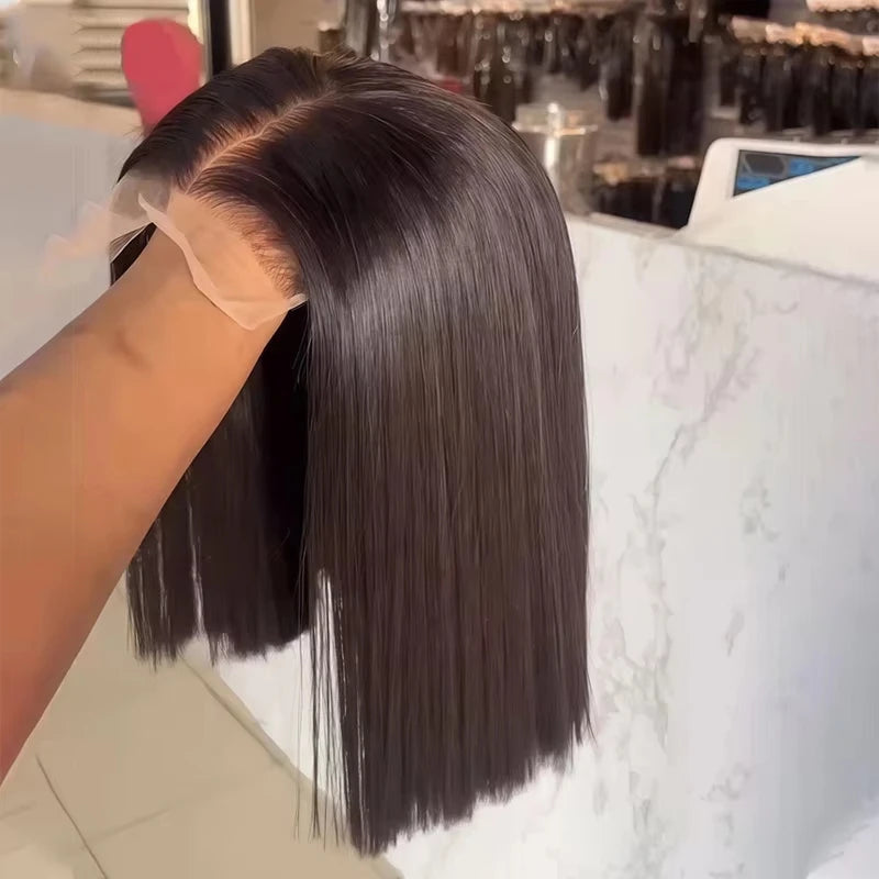 Perruque en cheveux humains 100 % naturels, coupe carré courte et lisse (Bone Straight), dotée d’une lace HD 13x6 pour un rendu discret et naturel. Densité de 250 % pour un volume généreux. Lace frontale HD 13x4