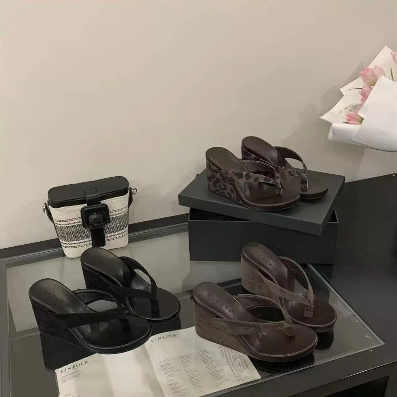 Pantoufles à talons compensés pour femmes, chaussures d'été confortables, Style de rue en plein air, tongs coulissantes Sexy imprimées léopard