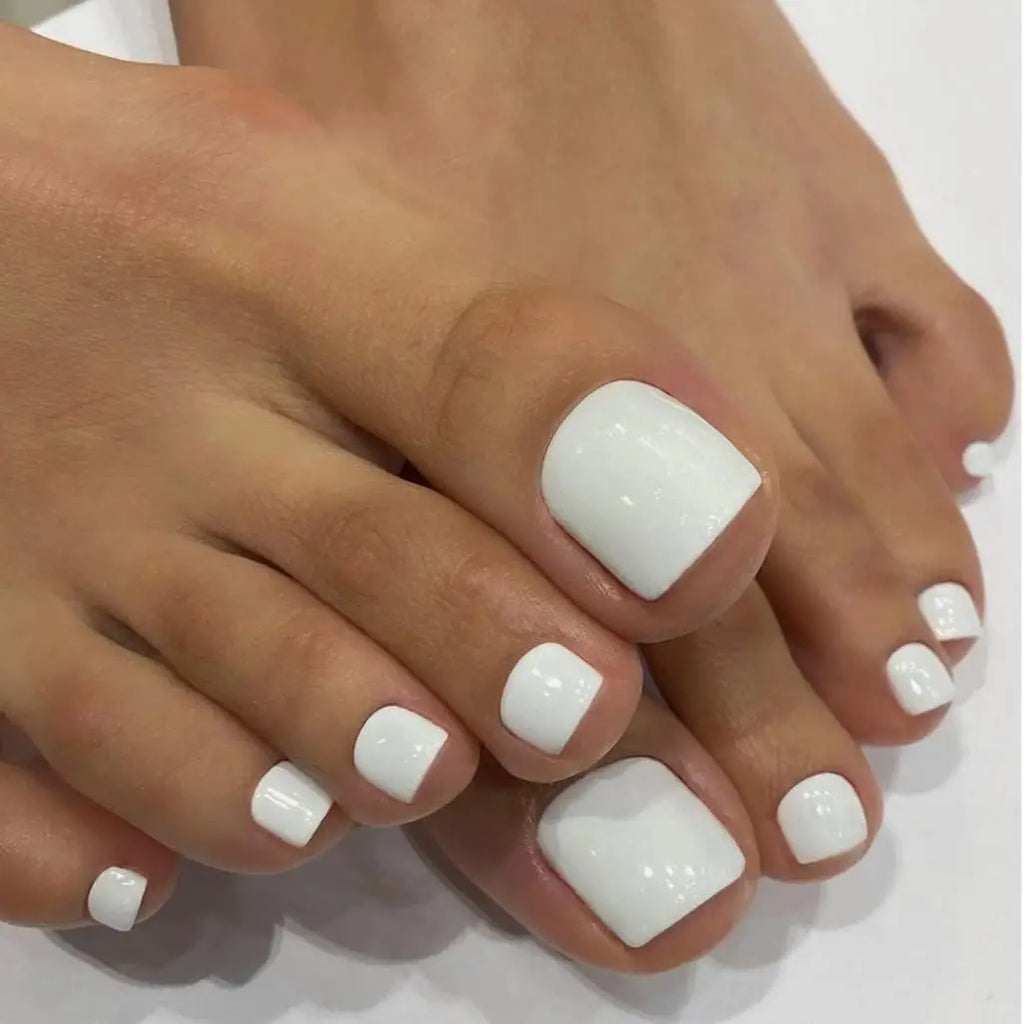 120 pièces améliorent instantané votre look avec un ensemble de faux ongles courts carrés blancs à couverture complète