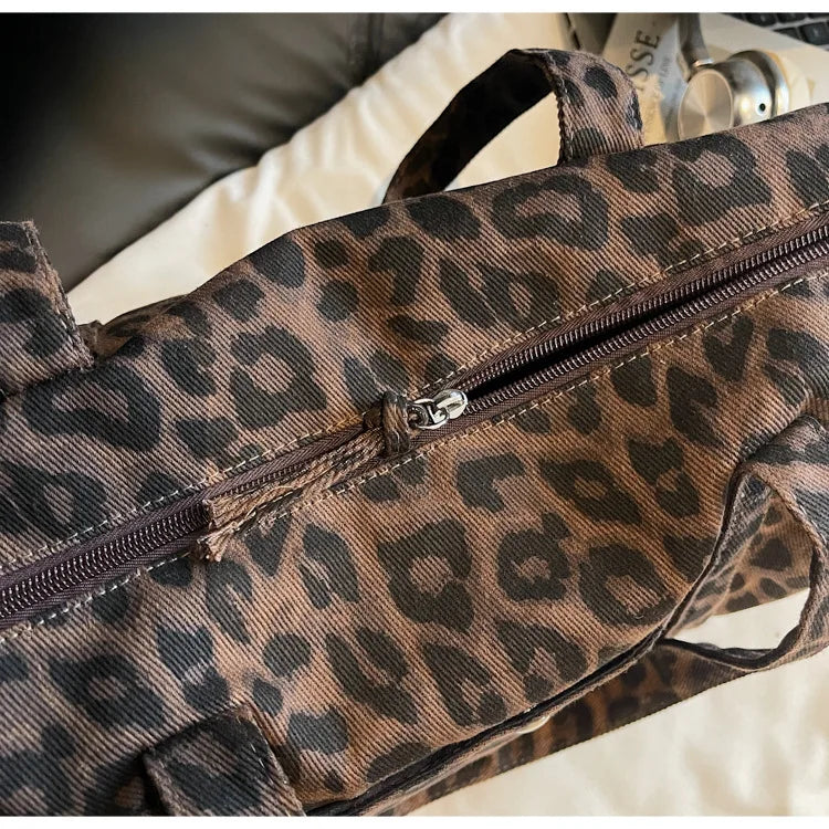 Sac cabas en toile à motif léopard tendance, grande capacité, sac à bandoulière mode avec poignées, idéal pour les trajets quotidiens, sac polyvalent avec texture et rangement.