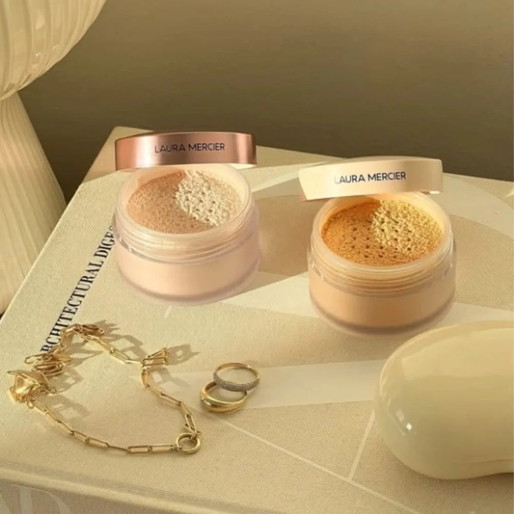 Poudre libre Soft Light de Laura Mercier atténue les ridules, dissimule les imperfections, lisse la peau et crée un fini naturel soyeux et transparent.