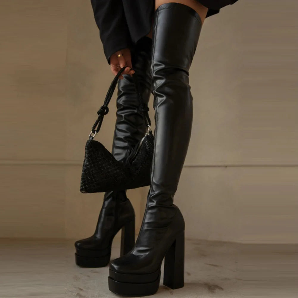 Bottes au-dessus du genou pour femme à double plateforme et très hauts talons. Bottes élégantes, sexy et confortables, conçues pour garder les pieds au chaud en hiver. Chaussures féminines d’hiver au style sophistiqué.