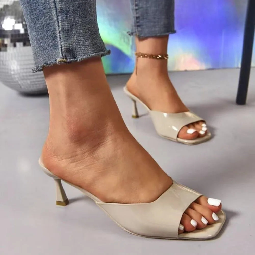 Mules tendance à bout ouvert style bouche de poisson, chaussures d’été confortables et élégantes. Sandales sexy à talons aiguilles et bout ouvert, parfaites pour le bureau, les occasions habillées et les tenues raffinées pour femme.