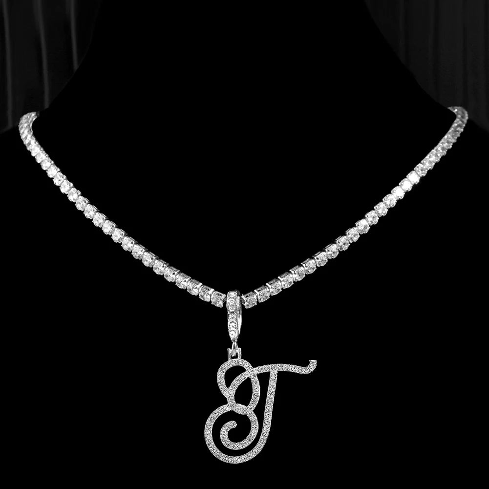 Collier avec lettre initiale en écriture cursive sertie de zircones cubiques (CZ) – Bijou style Hip-Hop couleur or ou argent, pendentif alphabet de A à Z, collier tendance et élégant.
