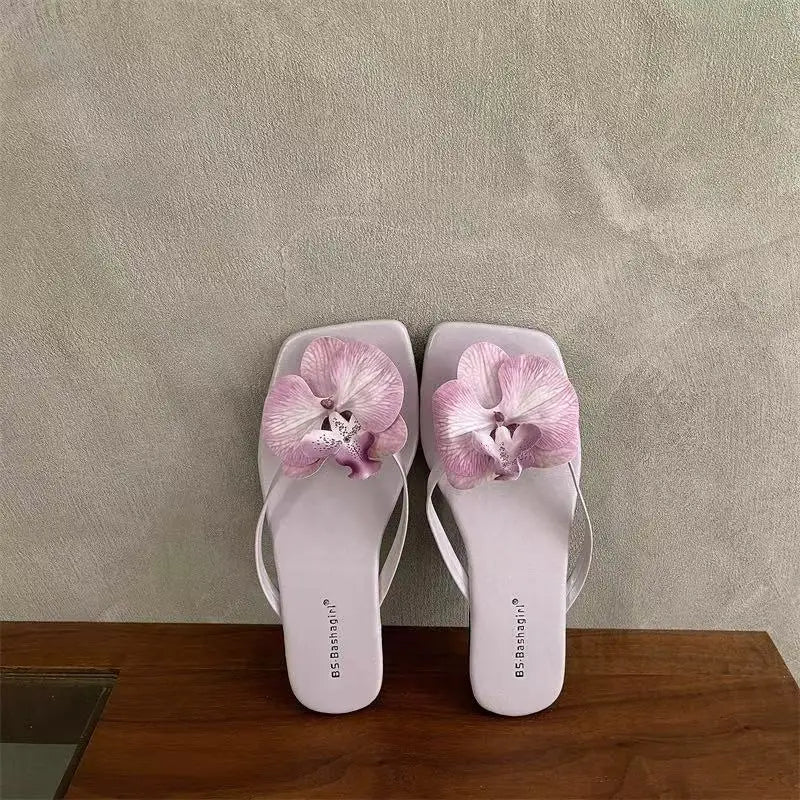 Chaussures plates pour femmes avec fleurs, sandales confortables et stylées à enfiler entre les orteils, sandales d’été 2026 pour la plage, chaussons d’extérieur pour la marche.