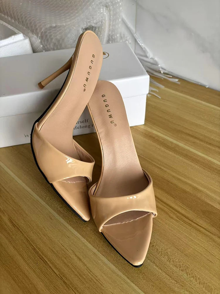 Mules d’été tendance pour femme à talon fin, style nightclub. Chaussures sexy à bout ouvert type peep toe, sandales élégantes à enfiler pour tenue de soirée et fêtes, style habillé pour femme.