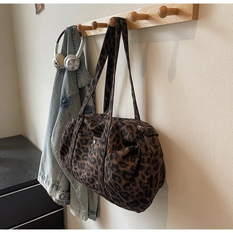 Sac cabas en toile à motif léopard tendance, grande capacité, sac à bandoulière mode avec poignées, idéal pour les trajets quotidiens, sac polyvalent avec texture et rangement.