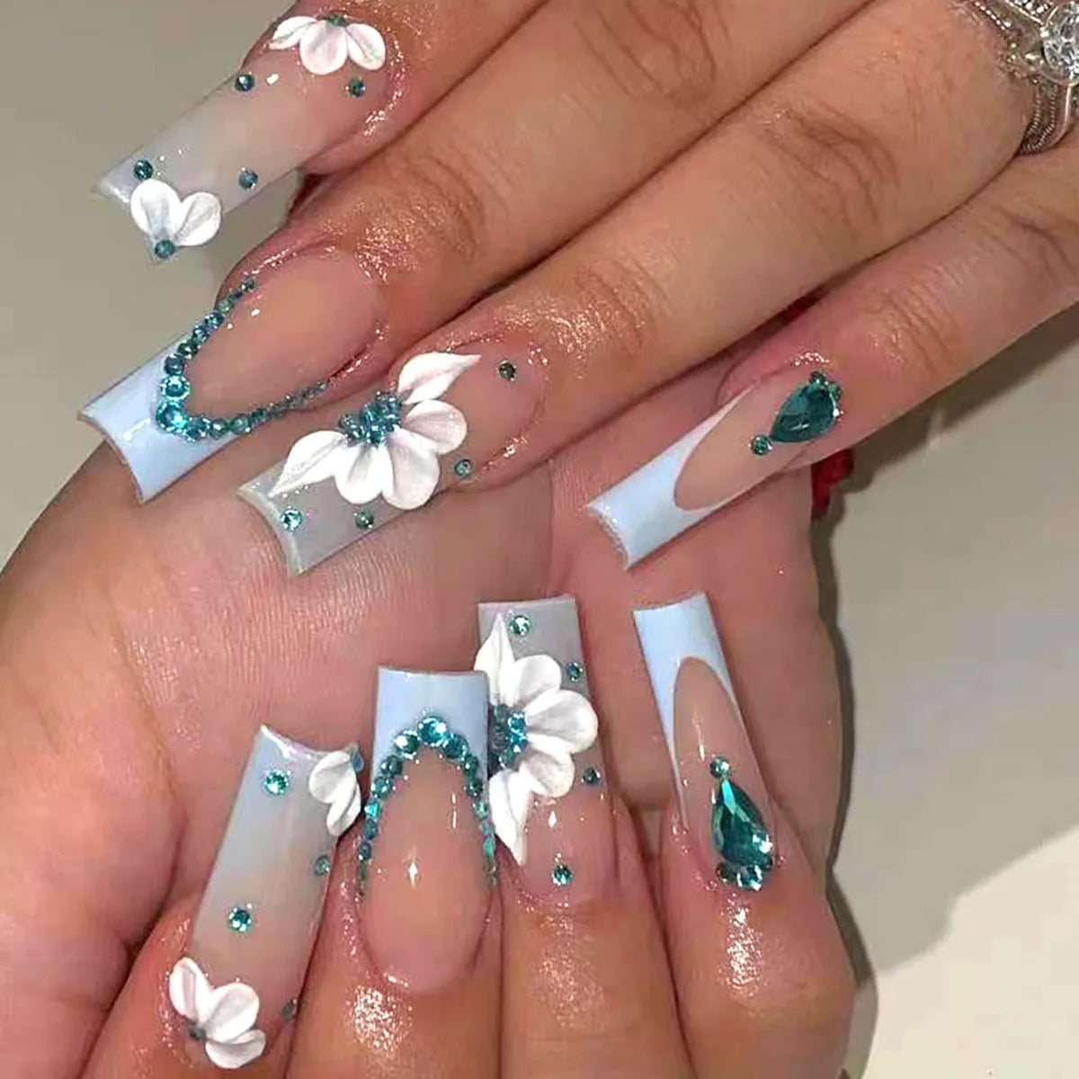 24 pièces – faux ongles longs carrés style français, design cœur 3D, ongles press-on avec strass, motif décoratif, faux ongles portables pour nail art
