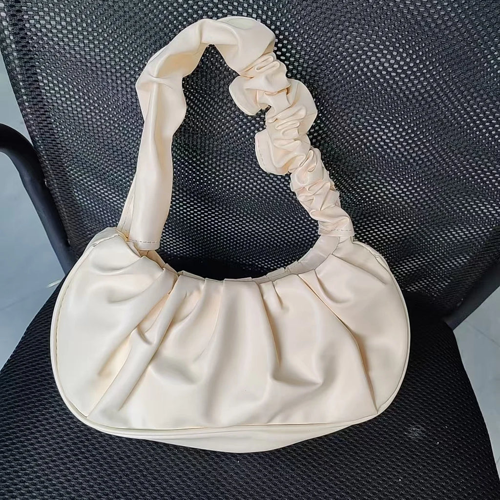 Sac à main élégant au design plissé effet nuage, conçu en cuir PU. Ce modèle moderne et féminin peut être porté à l’épaule ou sous le bras pour un look chic et décontracté.