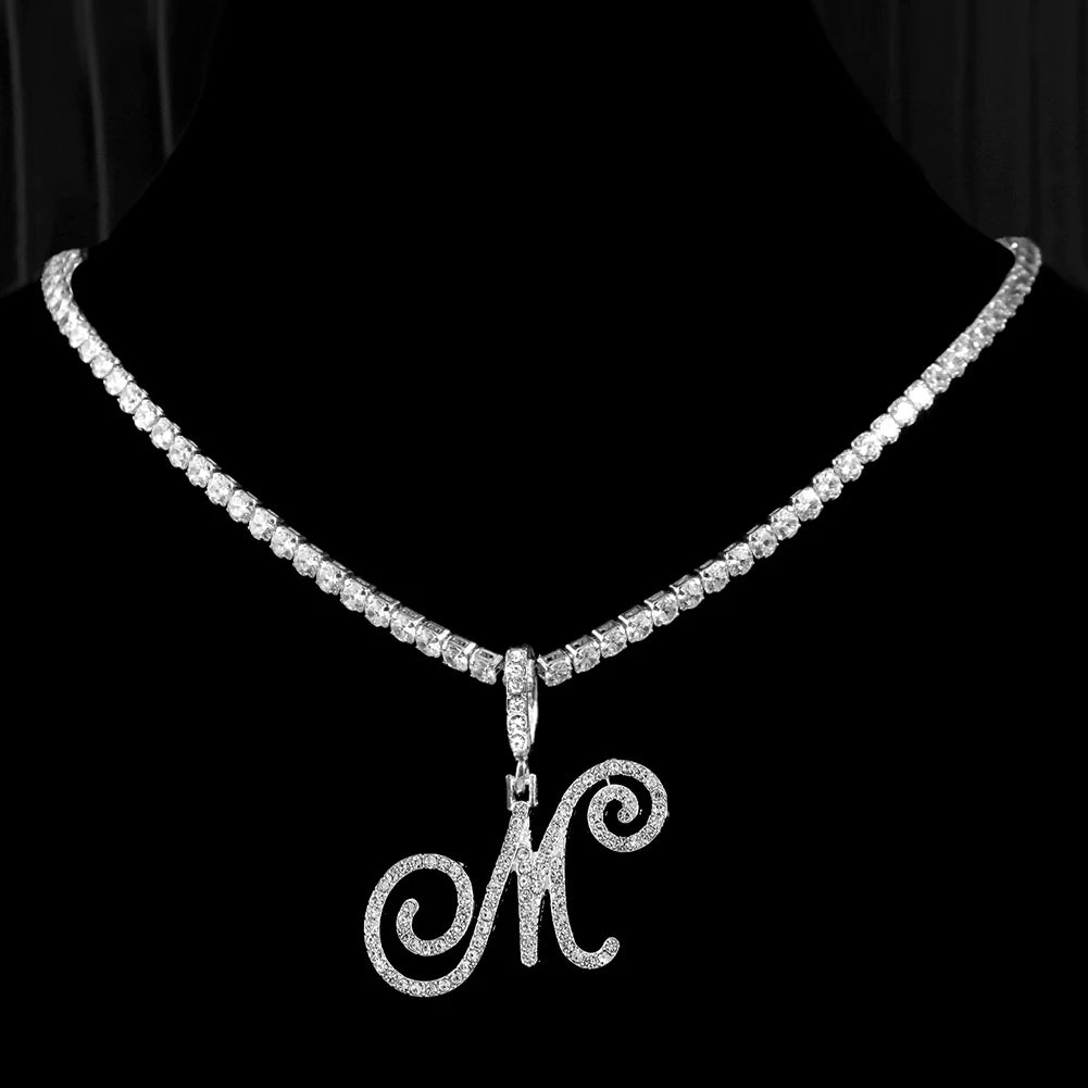 Collier avec lettre initiale en écriture cursive sertie de zircones cubiques (CZ) – Bijou style Hip-Hop couleur or ou argent, pendentif alphabet de A à Z, collier tendance et élégant.
