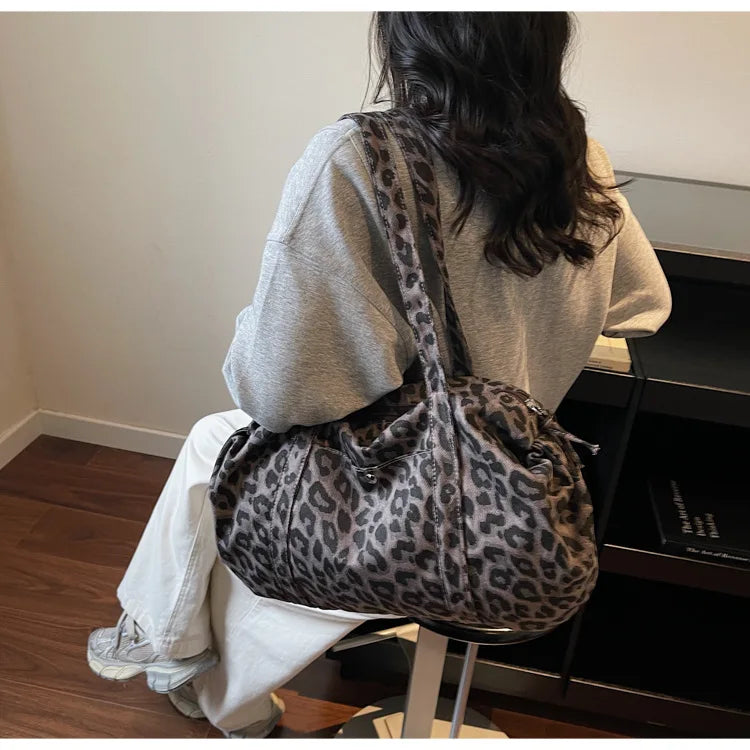 Sac cabas en toile à motif léopard tendance, grande capacité, sac à bandoulière mode avec poignées, idéal pour les trajets quotidiens, sac polyvalent avec texture et rangement.