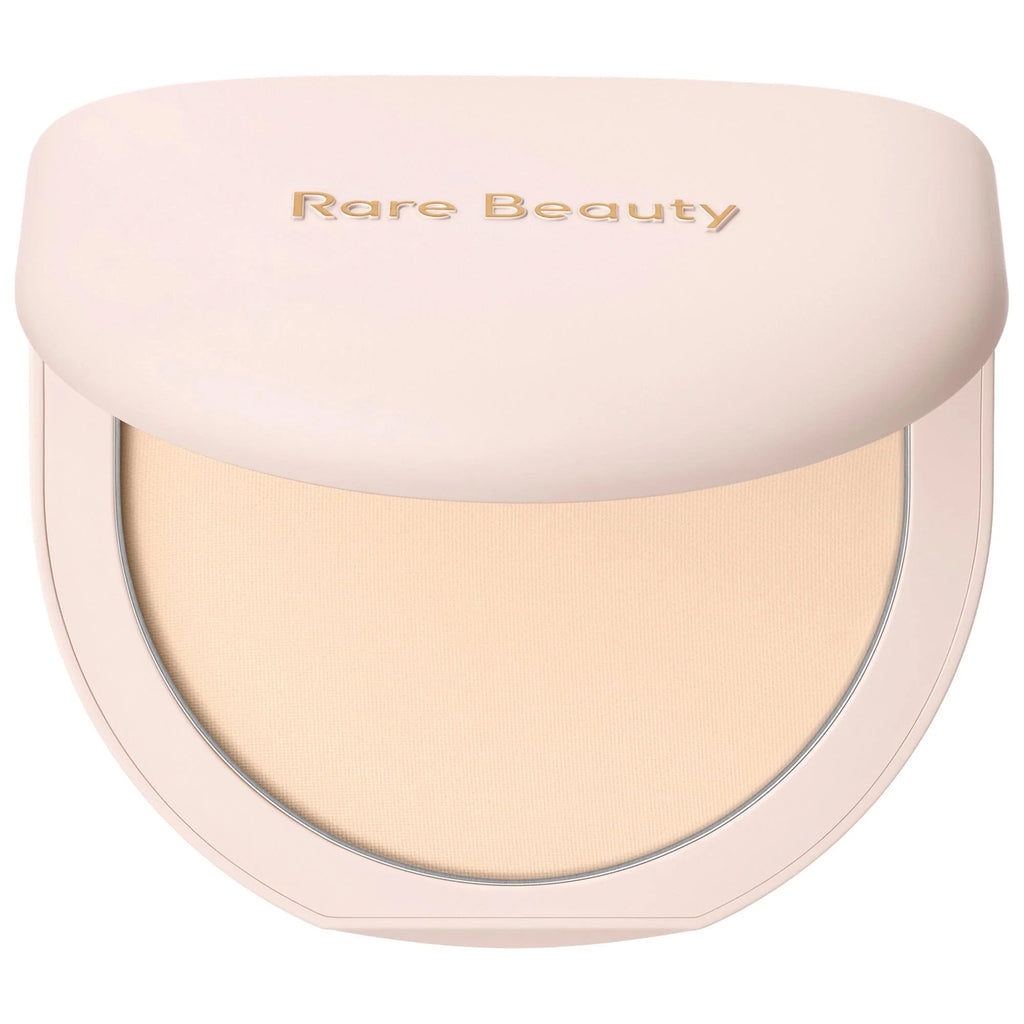 Poudre de finition teintée Rare Beauty True To Myself, estompe instantanément, lisse, réduit le brillant et fixe le maquillage avec un fini naturel