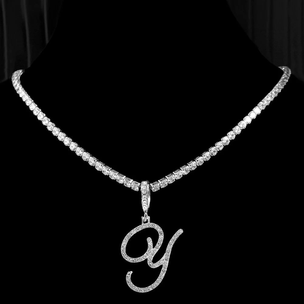 Collier avec lettre initiale en écriture cursive sertie de zircones cubiques (CZ) – Bijou style Hip-Hop couleur or ou argent, pendentif alphabet de A à Z, collier tendance et élégant.
