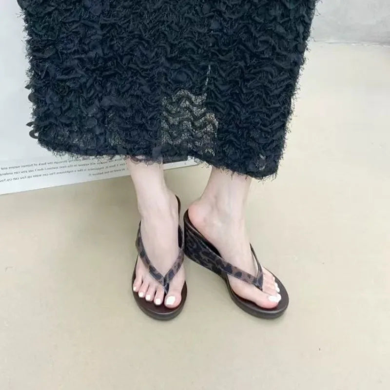 Pantoufles à talons compensés pour femmes, chaussures d'été confortables, Style de rue en plein air, tongs coulissantes Sexy imprimées léopard