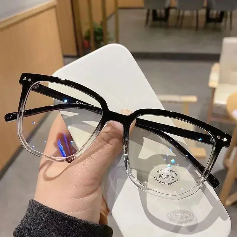 Lunettes vintage transparentes pour ordinateur, pour femmes et hommes, avec monture carrée. Lunettes anti-lumière bleue conçues pour filtrer la lumière bleue émise par les écrans. Monture optique transparente et élégante, adaptée à un usage quotidien.