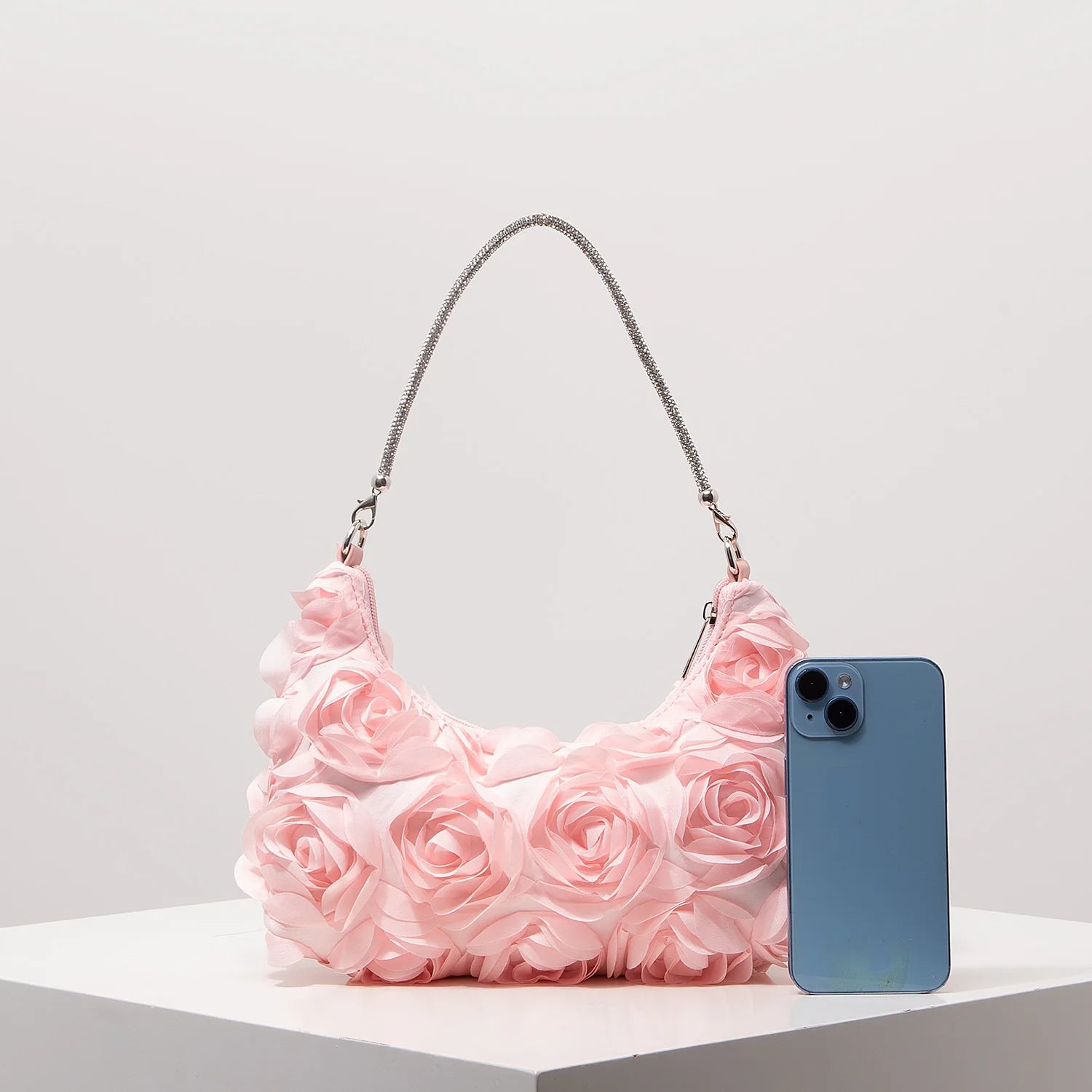 Sac à bandoulière à motif floral, idéal pour les femmes élégantes. Parfait pour les soirées de gala, les fêtes, les bals de fin d’année, les mariages et autres occasions spéciales.