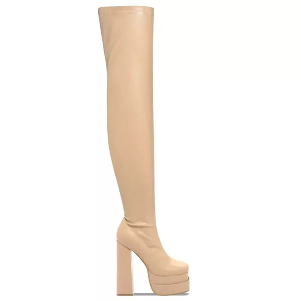 Bottes au-dessus du genou pour femme à double plateforme et très hauts talons. Bottes élégantes, sexy et confortables, conçues pour garder les pieds au chaud en hiver. Chaussures féminines d’hiver au style sophistiqué.