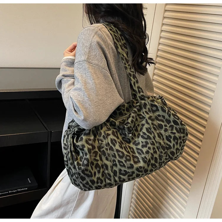 Sac cabas en toile à motif léopard tendance, grande capacité, sac à bandoulière mode avec poignées, idéal pour les trajets quotidiens, sac polyvalent avec texture et rangement.