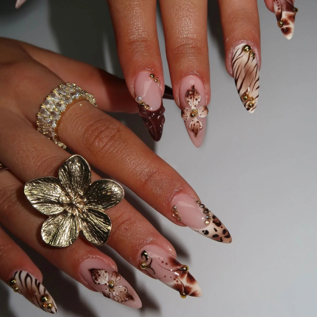 Faux ongles 3D pour femmes et filles, dégradé de fleurs en relief marron bleu avec strass, pointes d'amande d'automne et d'hiver à pression sur les faux ongles