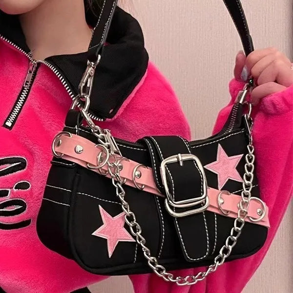 Sac à main femme tendance, en denim avec motif étoiles, style Y2K pour filles branchées. Petit sac porté épaule ou sous le bras en toile (canvas), doté d’une chaîne décorative, idéal comme sac fourre-tout (tote bag) pour un look mode inspiré