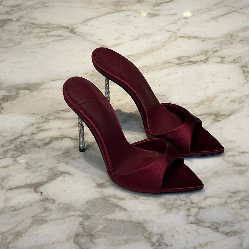 Mules pour femme style nightclub, chaussures élégantes à bout pointu à enfiler. Modèle sexy avec talon fin scintillant, sandales habillées et sophistiquées pour femme, idéales pour les soirées et les occasions spéciales.