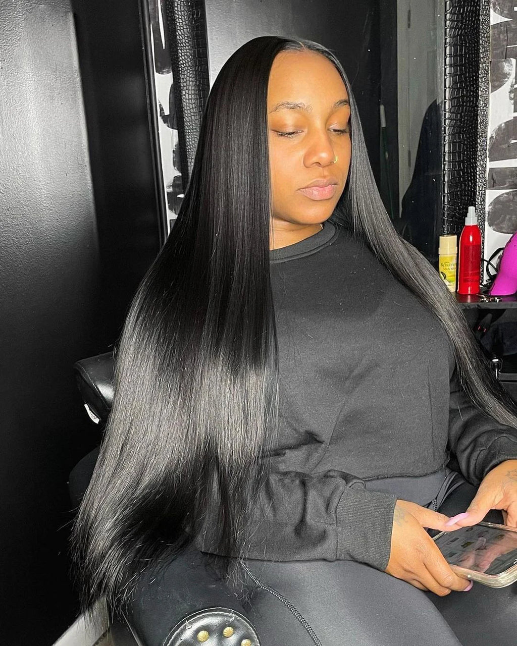 Perruque lisse en cheveux humains 13x4, 13x6, 360 Lace, 4x4 ou 5x5 Closure, pré-épilée avec une densité de 250 %. Disponible de 30 à 40 pouces pour un look ultra-long, volumineux et naturel.