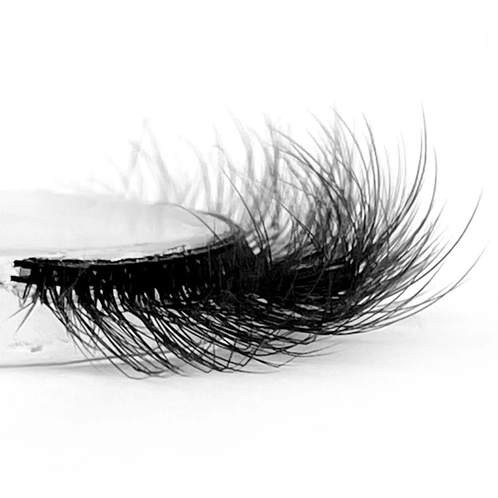 Nouveau lot de 7 paires de faux cils épais effet vison 3D.
Faux cils courts et spectaculaires au rendu réaliste, parfaits pour un regard intense et glamour.