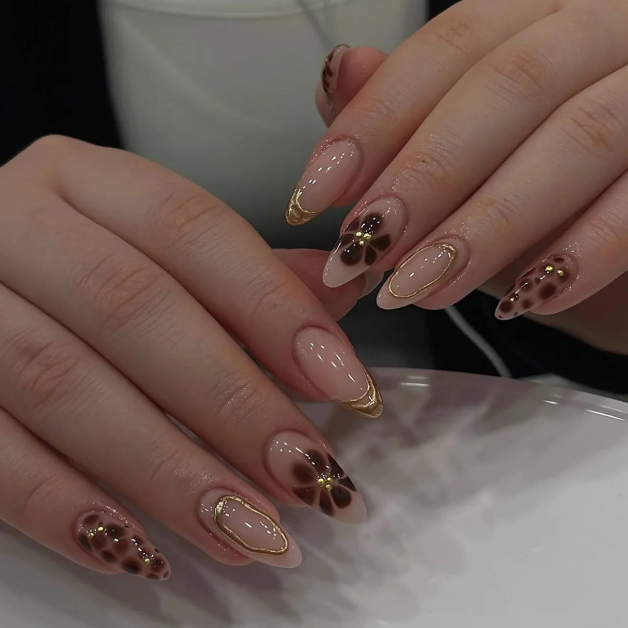 24 pièces de faux ongles à fleurs, style tendance, avec effet dégradé jaune et rose. Ongles portables à couverture complète, forme amande , à poser directement (Press-On Nails).