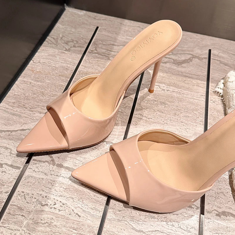 Mules d’été tendance pour femme à talon fin, style nightclub. Chaussures sexy à bout ouvert type peep toe, sandales élégantes à enfiler pour tenue de soirée et fêtes, style habillé pour femme.