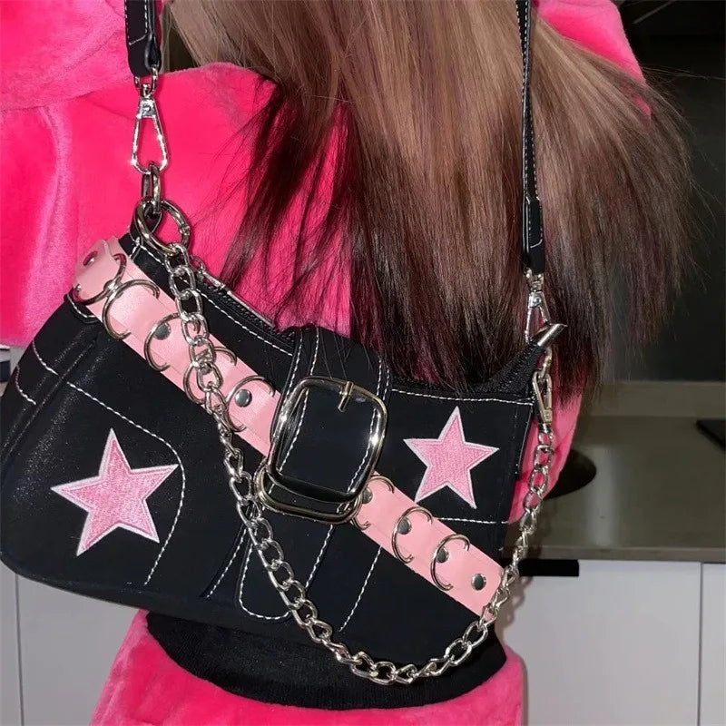 Sac à main femme tendance, en denim avec motif étoiles, style Y2K pour filles branchées. Petit sac porté épaule ou sous le bras en toile (canvas), doté d’une chaîne décorative, idéal comme sac fourre-tout (tote bag) pour un look mode inspiré