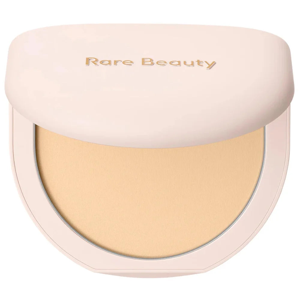 Poudre de finition teintée Rare Beauty True To Myself, estompe instantanément, lisse, réduit le brillant et fixe le maquillage avec un fini naturel