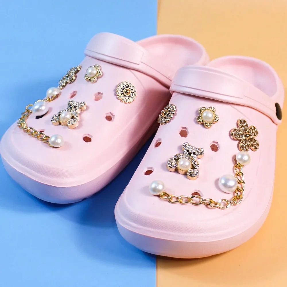 Sabots d’été pour femme, style DIY avec décoration ours et perles. Mules de plage tendance à trous (cave shoes), chaussures plates décontractées pour jardin et usage quotidien, vendues avec emballage individuel.