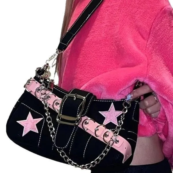 Sac à main femme tendance, en denim avec motif étoiles, style Y2K pour filles branchées. Petit sac porté épaule ou sous le bras en toile (canvas), doté d’une chaîne décorative, idéal comme sac fourre-tout (tote bag) pour un look mode inspiré