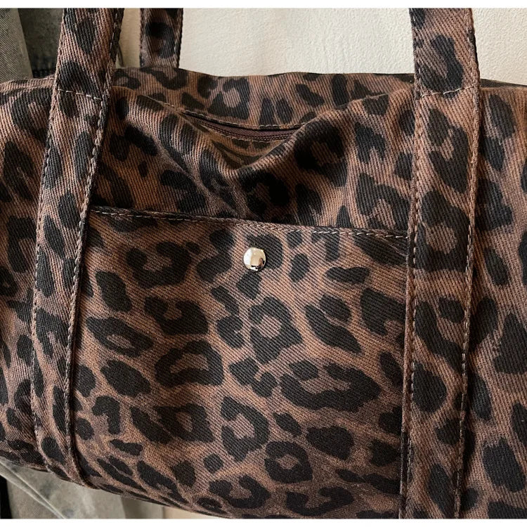 Sac cabas en toile à motif léopard tendance, grande capacité, sac à bandoulière mode avec poignées, idéal pour les trajets quotidiens, sac polyvalent avec texture et rangement.