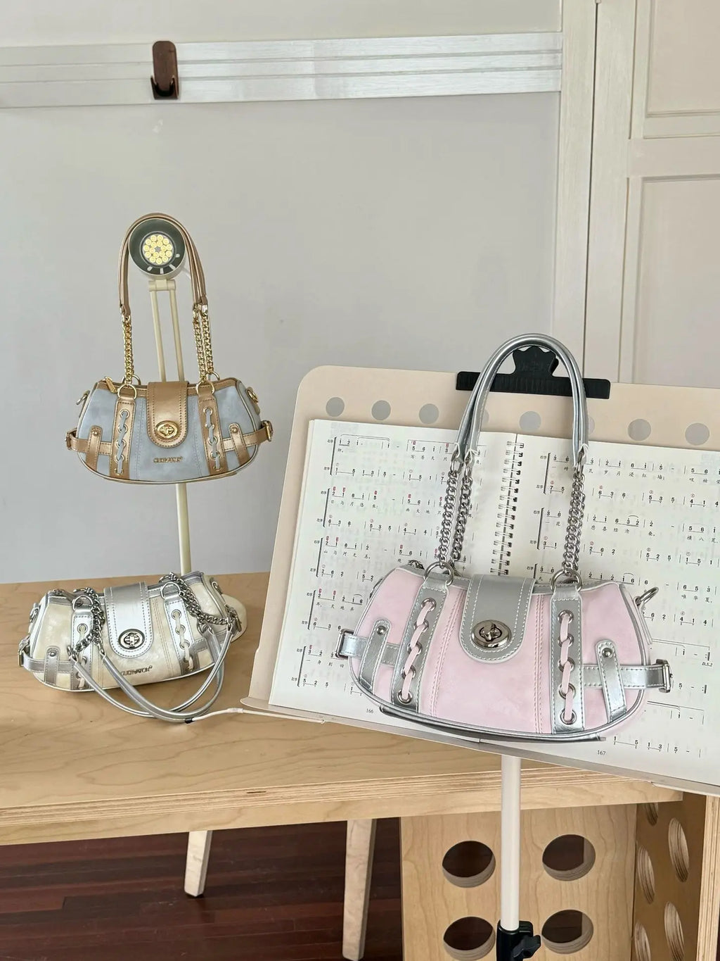 Sac Y2K rose et argent pour femme – sac tendance coréen, sac à bandoulière / crossbody, sac de soirée avec chaîne, forme lune (nouveau modèle)