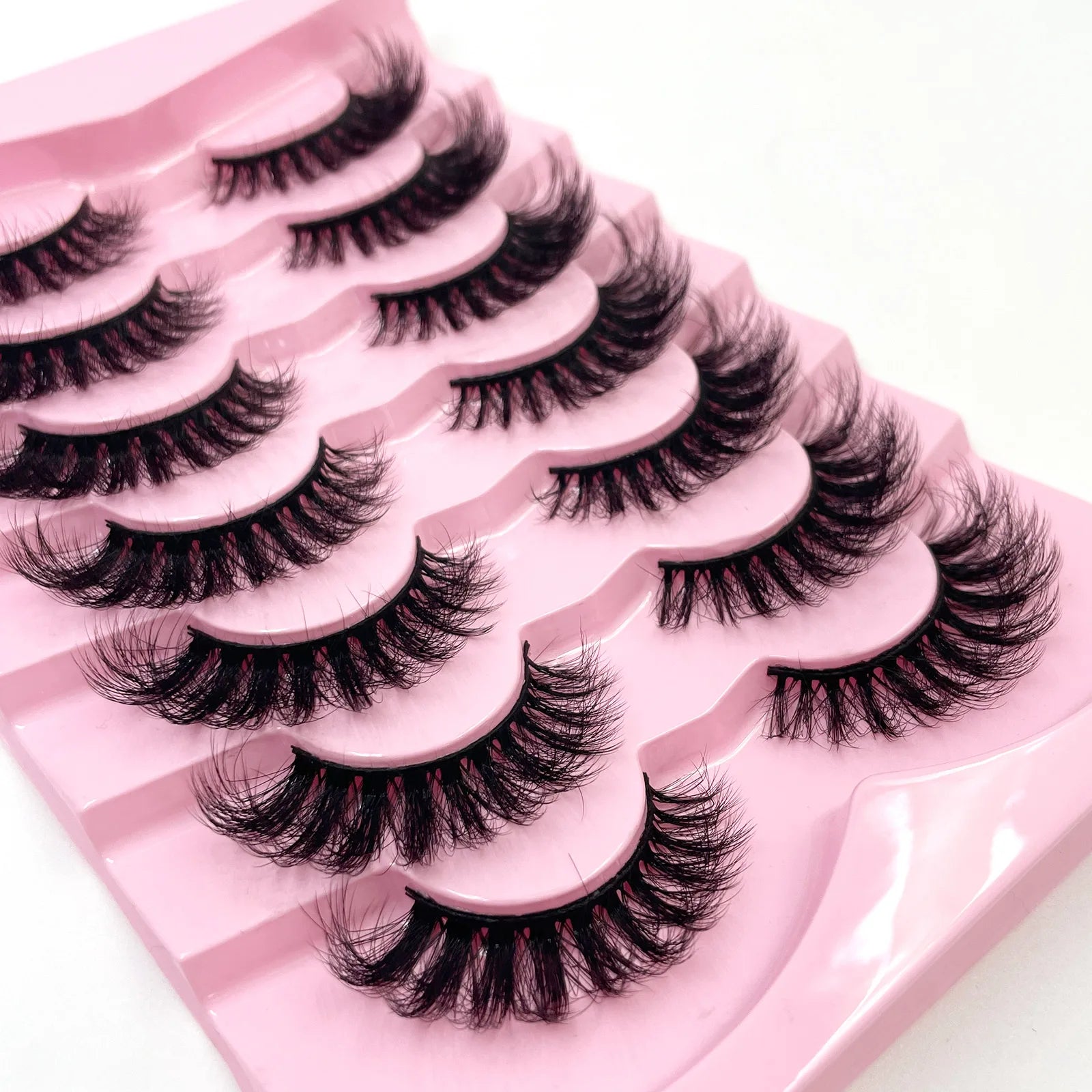 Nouveau lot de 7 paires de faux cils épais effet vison 3D.
Faux cils courts et spectaculaires au rendu réaliste, parfaits pour un regard intense et glamour.