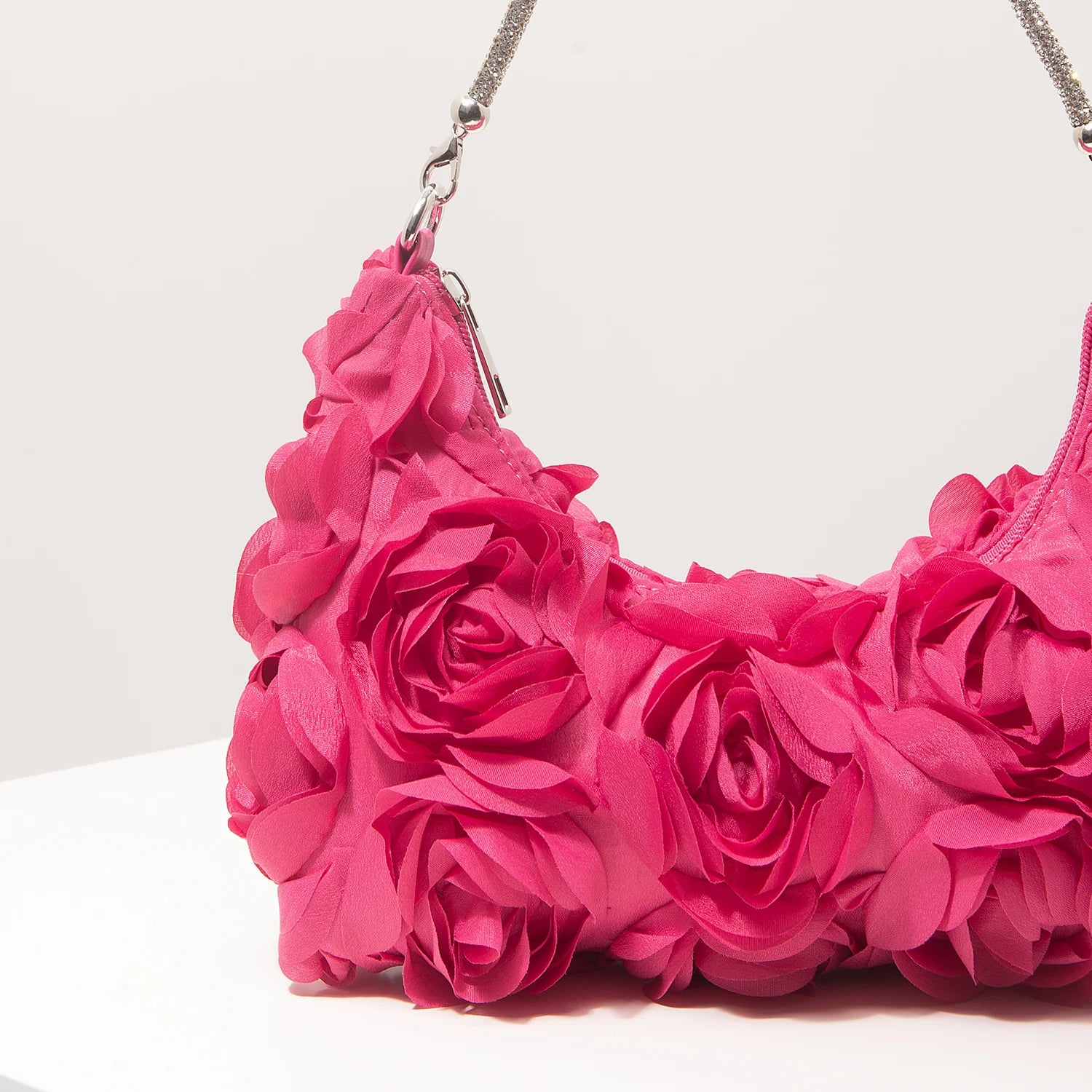 Sac à bandoulière à motif floral, idéal pour les femmes élégantes. Parfait pour les soirées de gala, les fêtes, les bals de fin d’année, les mariages et autres occasions spéciales.