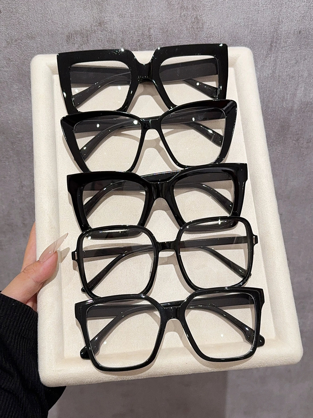Lot de 5 paires de lunettes noires à montures variées, au style classique et minimaliste (« normcore »). Lunettes décoratives fabriquées en matériau PC (polycarbonate) de haute qualité, idéales comme accessoire de mode pour compléter différentes tenues.