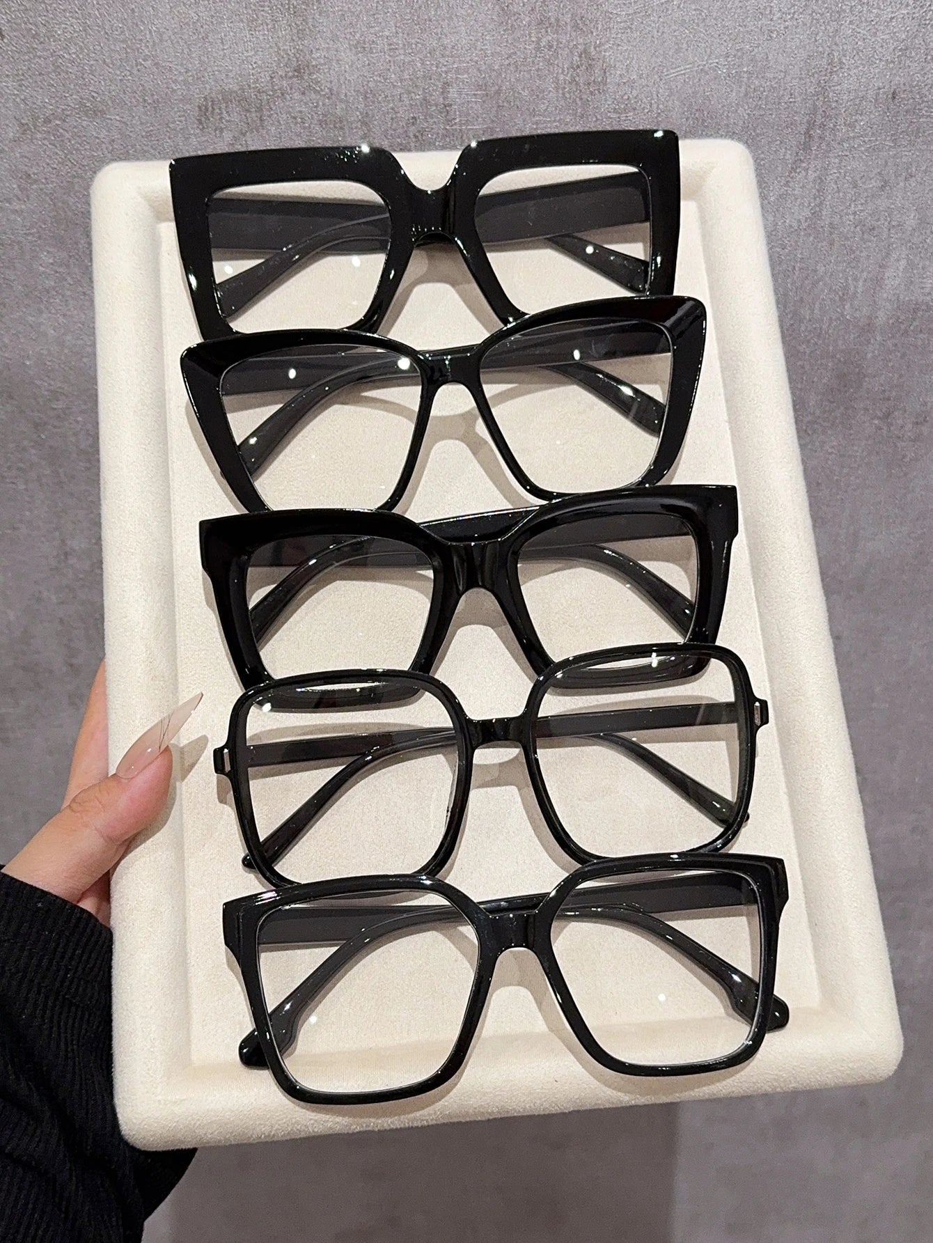 Lot de 5 paires de lunettes noires à montures variées, au style classique et minimaliste (« normcore »). Lunettes décoratives fabriquées en matériau PC (polycarbonate) de haute qualité, idéales comme accessoire de mode pour compléter différentes tenues.