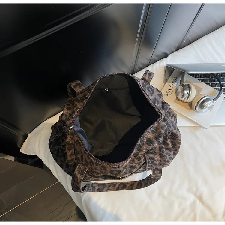 Sac cabas en toile à motif léopard tendance, grande capacité, sac à bandoulière mode avec poignées, idéal pour les trajets quotidiens, sac polyvalent avec texture et rangement.
