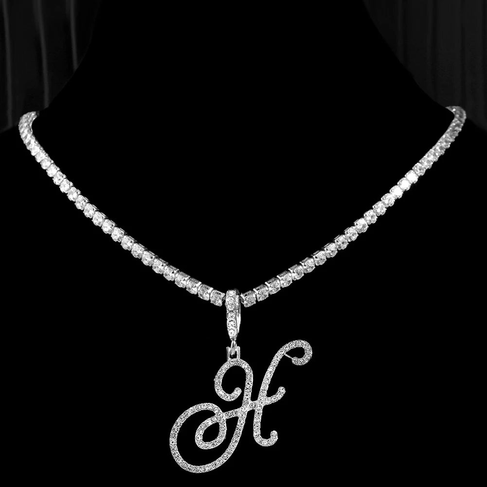 Collier avec lettre initiale en écriture cursive sertie de zircones cubiques (CZ) – Bijou style Hip-Hop couleur or ou argent, pendentif alphabet de A à Z, collier tendance et élégant.