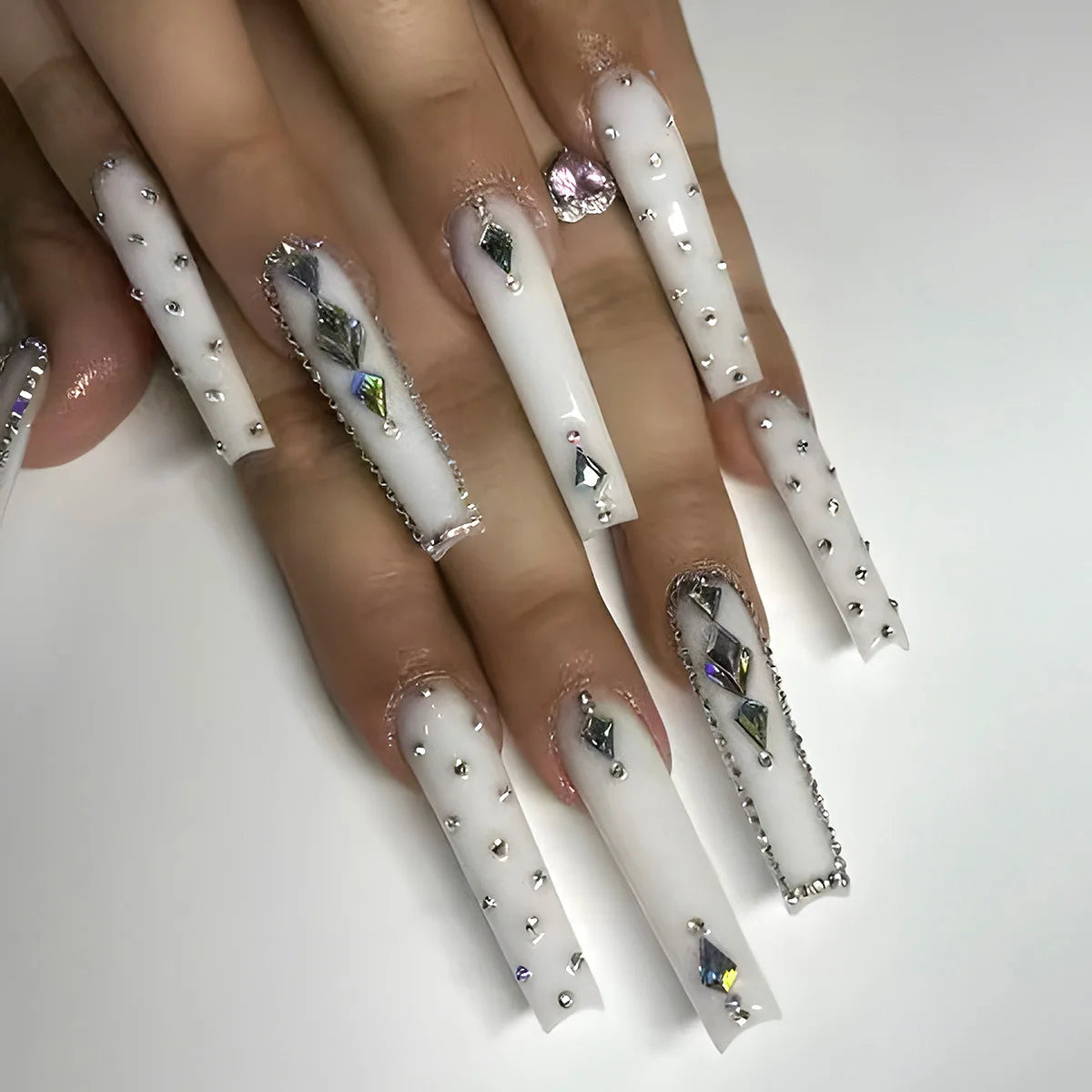 24 pièces – faux ongles longs carrés style français, design cœur 3D, ongles press-on avec strass, motif décoratif, faux ongles portables pour nail art
