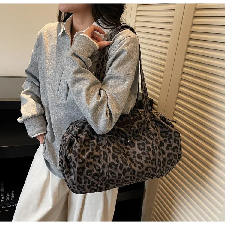 Sac cabas en toile à motif léopard tendance, grande capacité, sac à bandoulière mode avec poignées, idéal pour les trajets quotidiens, sac polyvalent avec texture et rangement.